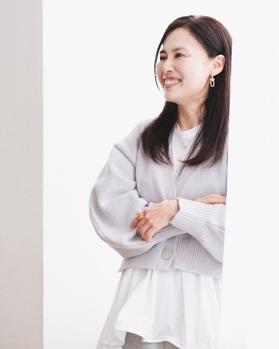 Molts_Japan's tweet photo. #今週のコレクター 池田 彩子｜ジュエリー愛好家
“頑張りすぎない”おしゃれに、ジュエリーで自分らしさを添える。カルティエ、ヴァンクリーフ＆アーペル、ダミアーニ、ティファニー。地金もブランドも国も越えながら、自由に楽しむ池田さんのMIXスタイリング。
詳細は @Molts_Japan  から
#MOLTS https://t.co/VxZk8xBXut