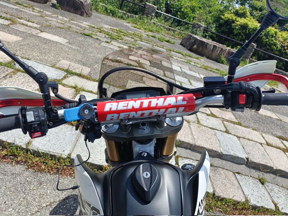 barairo_ny's tweet photo. ハンドルブレースを黒から赤に変えました。ガードと同じ色なので、違和感少なめ👍️
ゴーグルも試しに軽く走ります💨 https://t.co/5YxarpHzrw