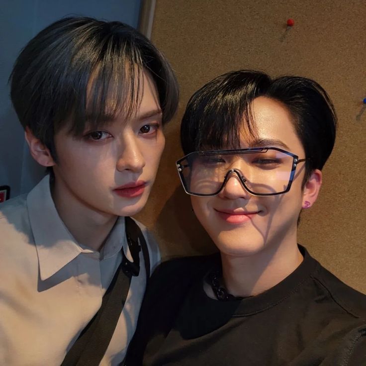 cryn_ng's tweet photo. mini minbin au ; arreglando incongruencias

chngbn nunca había pensado en ayudar a un superheroe (mayormente porque valoraba su vida), pero cuando descubre la identidad secreta del héroe de la ciudad y las ligeras fallas en sus mentiras, no puede evitar involucrarse un poco https://t.co/F05CEaKbWC