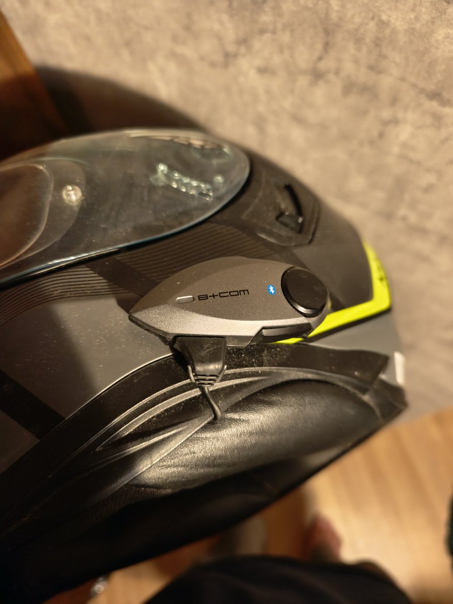 kanisama001's tweet photo. @s_honeytree これOGKカブトのカムイ3ってやつなんだけど、ヘルメット横とか後頭部にインカム貼り付けて、コード伸ばして、口元にマイクが来る。

この口元はどのフルフェイスでも余裕があるから、付かないことはないと思う。
というかマイク付ける余裕がないなら、たぶん頭が通らなくてかぶれない https://t.co/TERlwG9tya