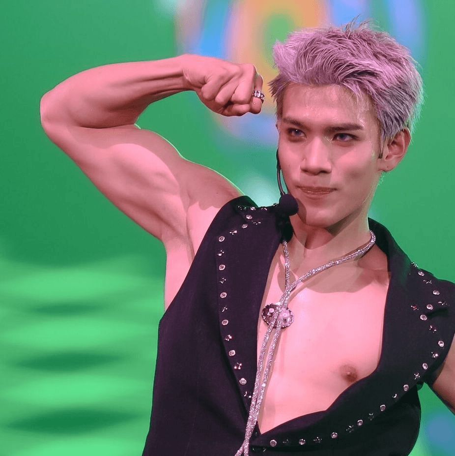 flexing actor tweet media