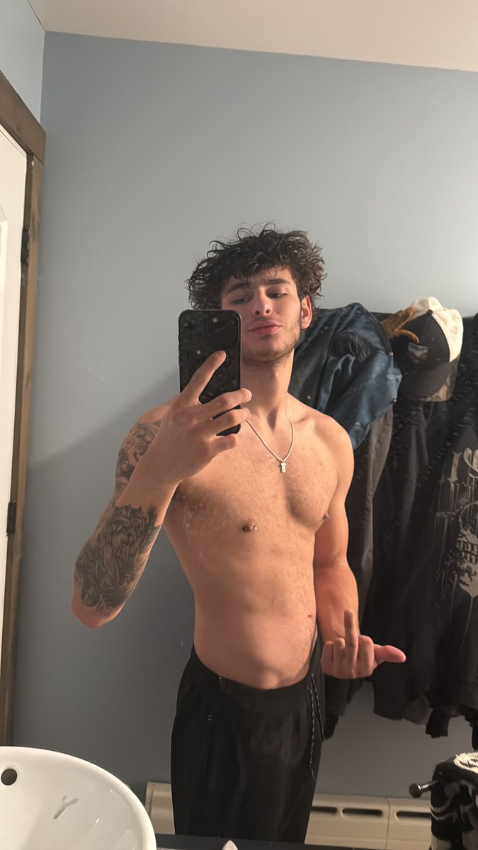 Masterliam2341's tweet photo. Sorry haven’t posted in a while so blow the damn DMs up and serve your master like the good little peasant you are https://t.co/Y2D60IwWgR