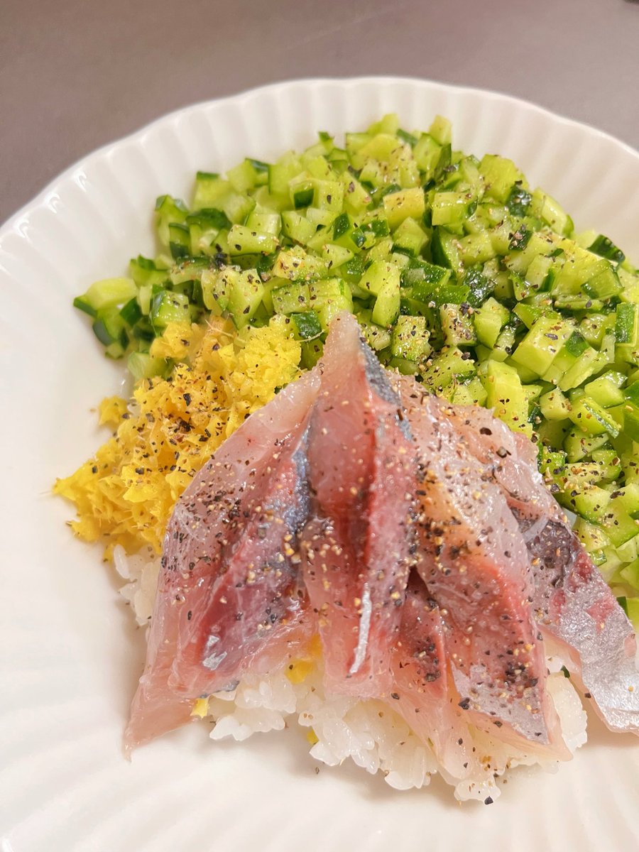 melopinKi's tweet photo. ５月１４日🍴『あじキュ－ライス』美味し過ぎました😭野菜室で余ってしまっていた生姜とキュウリを上手に消費出来て大助かり・・・！！！鯵は今朝ス－パ－で安く旬で売り出されていて思い出したレシピ✨自分が思っている倍以上は黒胡椒を振りかけましたが＂あかりを信じて＂良かったです https://t.co/Q69JZ9h3aj