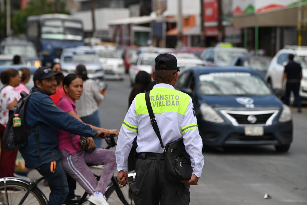 Poderismo_'s tweet photo. Informa @BetzabeMtzA resultados de antidoping a tránsitos de Gómez Palacio; 13 positivos que ya fueron dados de baja 

La presidenta municipal de Gómez Palacio, Betzabé Martínez Arango informó los resultados del antidoping realizado a 200 elementos de tránsito. El total de casos positivos fueron 13, número de agentes de vialidad que fueron dados de baja de manera inmediata. 

Betzabé Martínez aseguró que este tipo de exámenes sorpresa continuarán no solo en Vialidad, sino también en la Policía Municipal y en cualquier área del Gobierno Municipal con el objetivo de que cada funcionario público cumpla bien su trabajo. 

No obstante, reiteró a ciudadanos y ciudadanas de Gómez Palacio que sigue abierta la convocatoria para la Academia de la Policía, ‘queremos a los mejores, que se brinde un servicio de calidad’.

‘Preferimos una corporación más pequeña y confiable que una más grande con elementos que no cumplen los estándares’, afirmó.

Finalmente, reiteró que su administración seguirá impulsando acciones firmes para fortalecer la confianza ciudadana y garantizar corporaciones más profesionales, transparentes y cercanas a la población.
