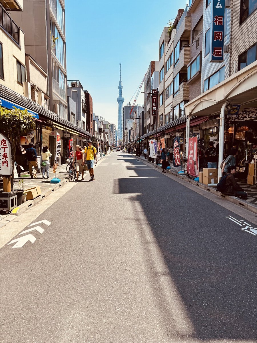 ncross1987's tweet photo. ＼スタッフ日記／

北海道をとびだして、たまには東京へ。
東京・浅草から見上げた #スカイツリー。 にぎわう #仲見世 や、道具の専門店が並ぶ #かっぱ橋。 東京らしい景色の中にも、どこかノスタルジックな街並みから、地域に根づく文化や人の営みを感じる場面が多くありました。

（ゆ） https://t.co/Qpn2qCvbIo