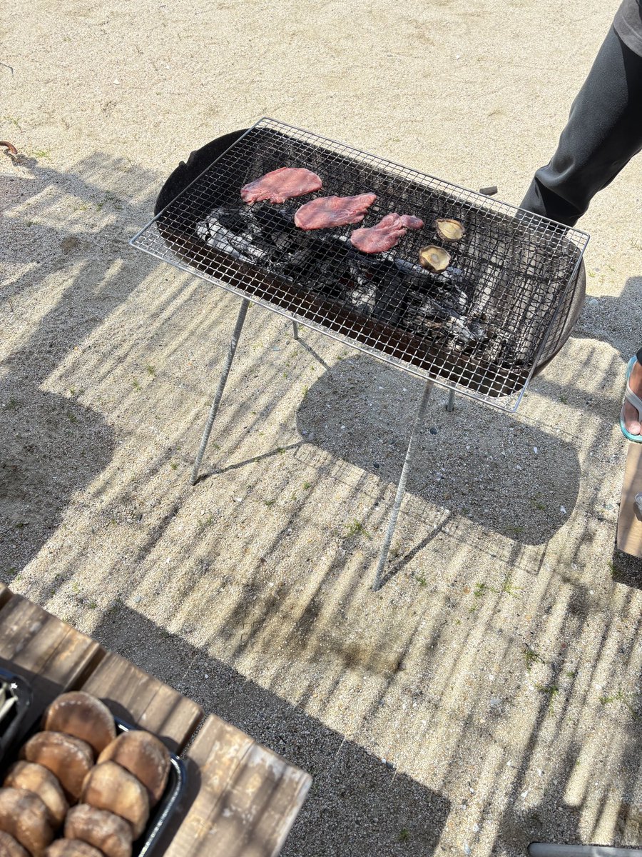 sugarplus513's tweet photo. 木曜日ばい😈
こん前志賀島でBBQ🍖ばしてきた😆
気温も暑すぎずで快適にできた😆
やっぱBBQ🍖は楽しかし美味しかな〜😍
BBQでは椎茸が1番好き🥰
椎茸ならどぎゃしこでん食べらるる🥰
次は7月に志賀島でBBQ🍖ばするけん今から楽しみ😊
BBQ🍖で美味しか肉🍖も椎茸も食べたけん仕事ばがまだそかね😈✨ https://t.co/Hejzg3kh1c