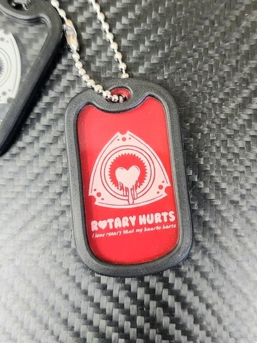 rotaryhutrs_fks's tweet photo. ROTARY HURTS
アクリルツインプレートドッグタグ✨
ROTARYHURTS(MELTY)ver.とセットです。
レーザー彫刻にてクリアプレートの奥にロゴが入る立体感あるドッグタグになります。
ミラーにかけるも良し、チェーン調整でキーホルダーにするも良し、自由にお使いください🤗🎶
価格別リプポスにて↓ https://t.co/39JiCAigWI
