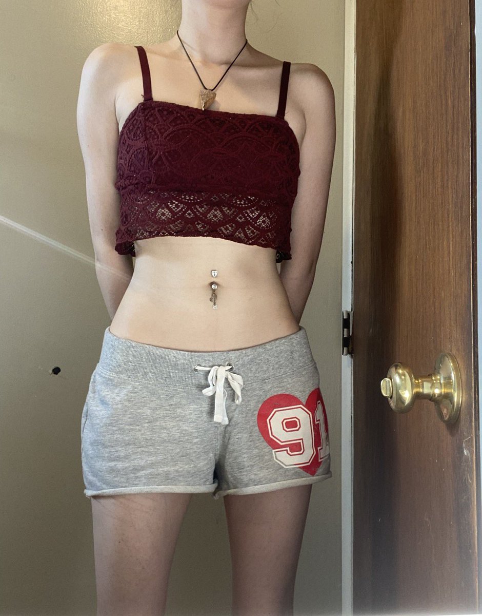 honeyive's tweet photo. body dysmorphia is weird bc wdym i felt ginormous in these pics https://t.co/f68DLJKqEW