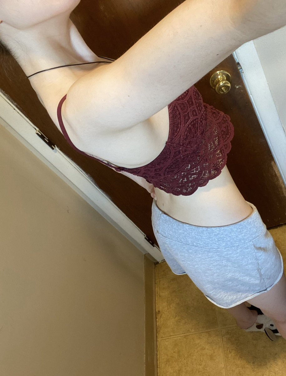 honeyive's tweet photo. body dysmorphia is weird bc wdym i felt ginormous in these pics https://t.co/f68DLJKqEW