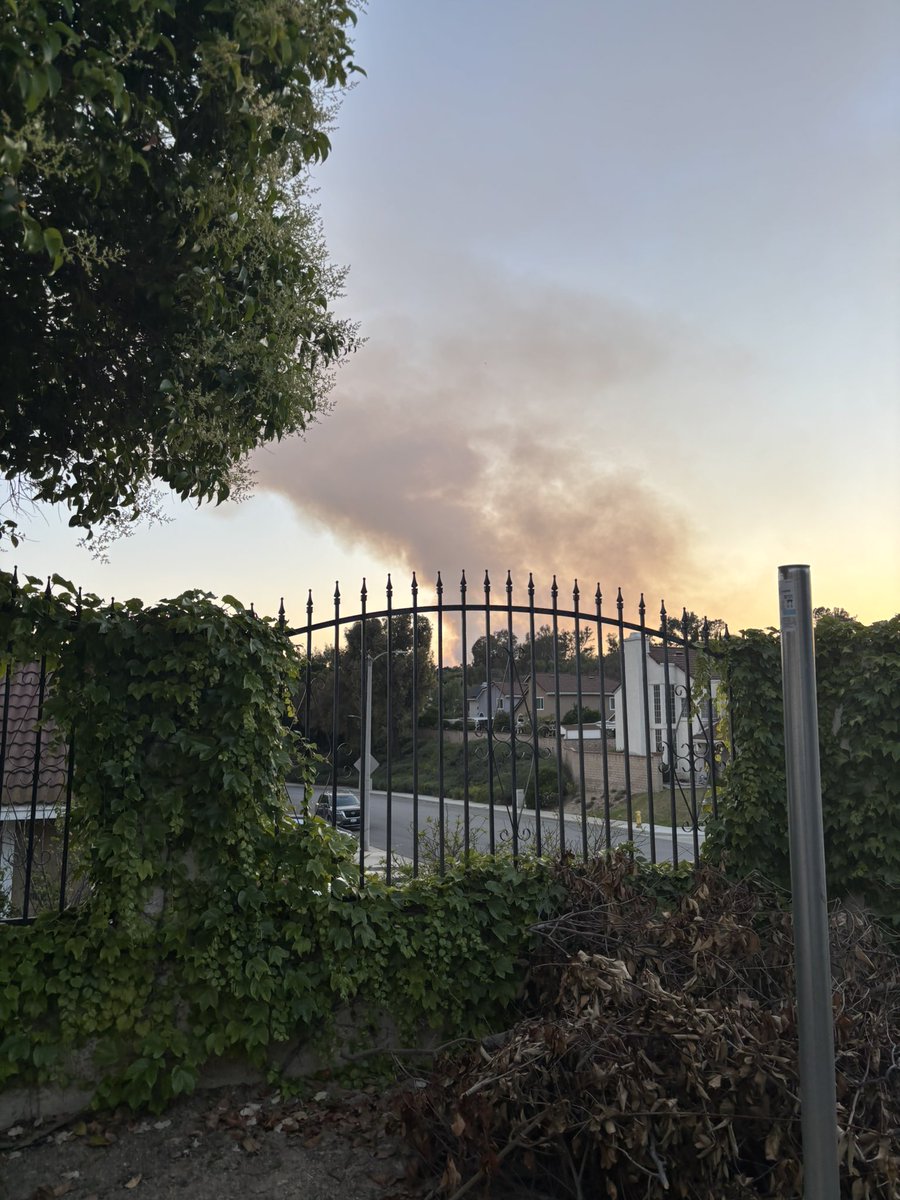 MagicKittenSou's tweet photo. It seems that fire has started a few miles away from me😵‍💫 https://t.co/TXTueB9ncQ