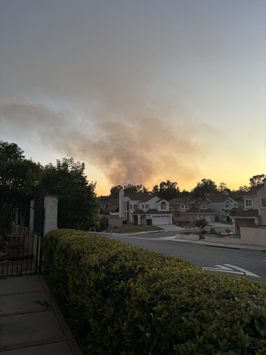 MagicKittenSou's tweet photo. It seems that fire has started a few miles away from me😵‍💫 https://t.co/TXTueB9ncQ