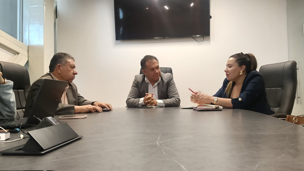 TerminalTunja's tweet photo. Trabajando siempre en equipo☝🏼, hoy en la @TerminalTunja se llevó a cabo una mesa de trabajo con los gerentes de las empresas de taxis, de esta manera se fortalece la unión marcando estrategias para mejorar el servicio a nuestros usuarios 💫!!!. https://t.co/NePOIPi6CJ