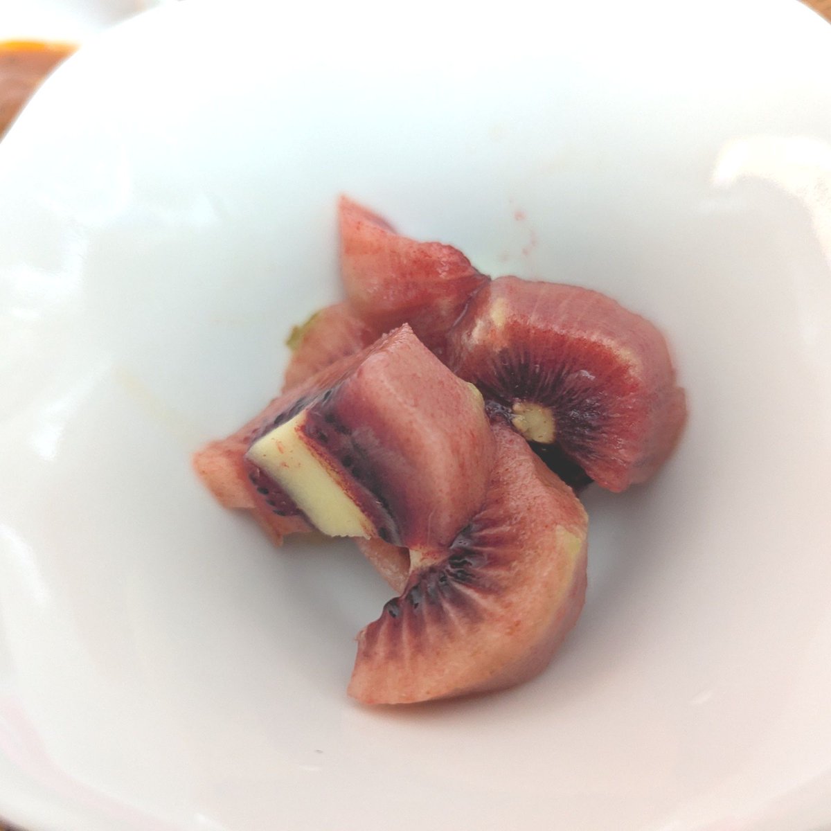 TokaTechCh's tweet photo. 今日は #ゴールドデー！ 
新年度に“ゴールデンルーキー”として入った新人に先輩がゴールドキウイを贈る日ですが、今日は、ゴールドではない私の推しをシェアします✨
アントシアニンやビタミンCが摂れる期間限定 #ルビーレッドキウイ（5月末頃まで）が美味しいんです🤤 
※ゼスプリ公式HP参考 https://t.co/fgz1ee43g8