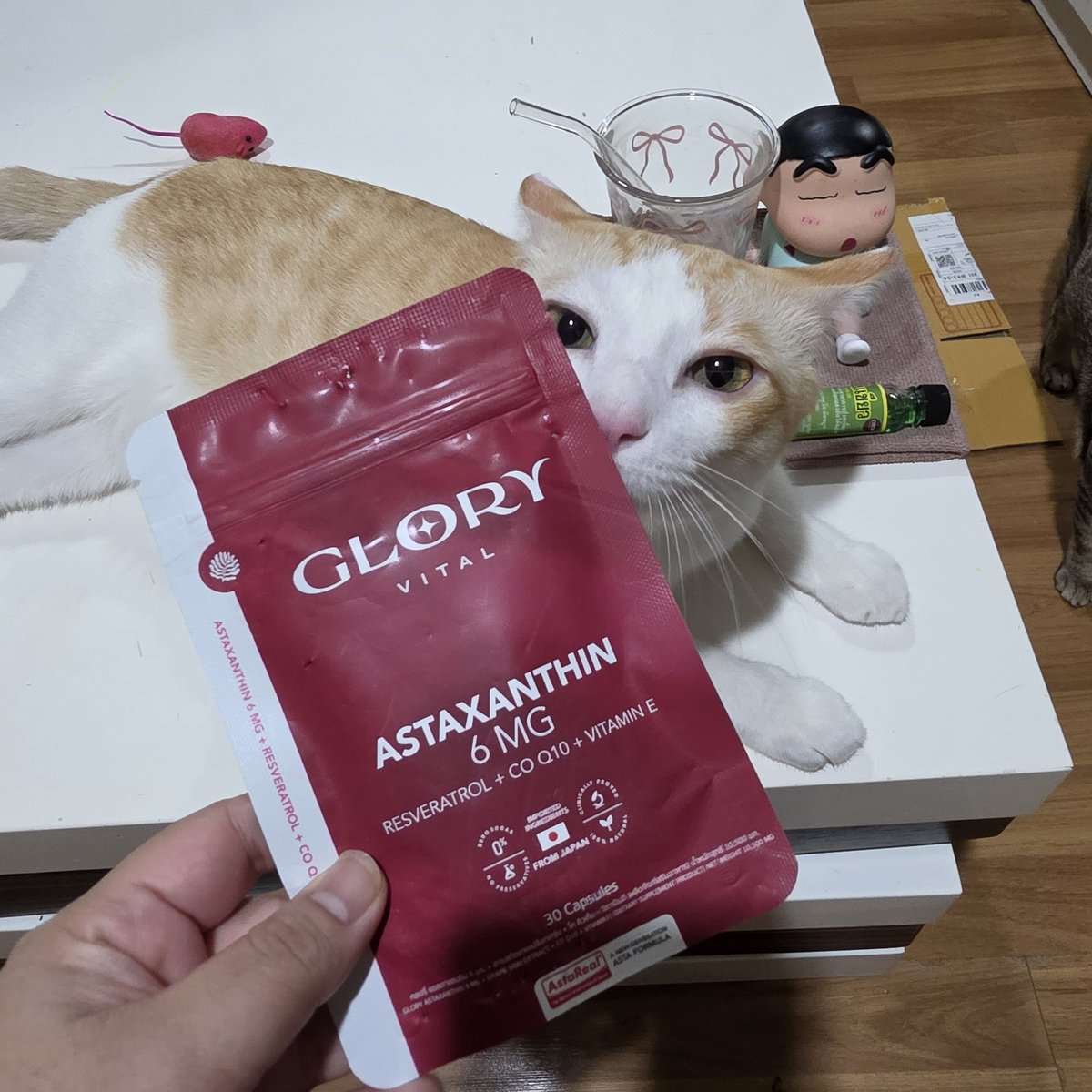 cha_phrrn's tweet photo. ฉันนึกว่าร้านส่งของให้ไม่ครบก็ว่าวิตามินหายไปไหนซอง ที่ไหนได้ลูกชายขโมยไปจ้า
ละวันนี้นางเอาออกมาเล่น 😅 โอ้ยย ของเล่นเต็มตะกร้าไม่เล่น https://t.co/zVyGBxBFUn