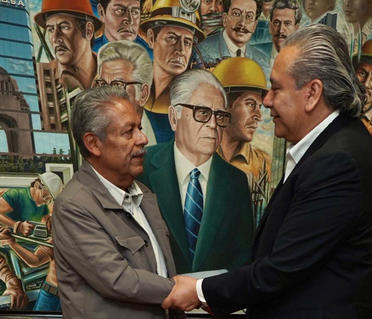 AliadosPuebla's tweet photo. 🔴Llevamos el saludo de las y los trabajadores poblanos a nuestro  Líder Nacional Maestro @tereso_medina además de informarle sobre las Actividades Sindicales de la @CTMPuebla  porque en #UnidadYTrabajo lo mejor para la clase trabajadora, mencionó @leobardosoto https://t.co/I1rwJmRT6r