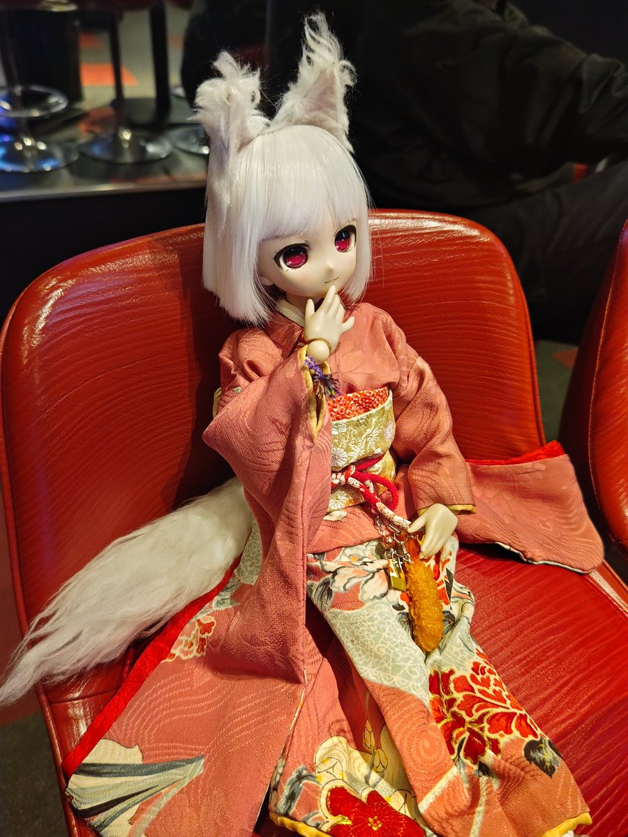 お昼休みに一枚だけドールの写真をはろう