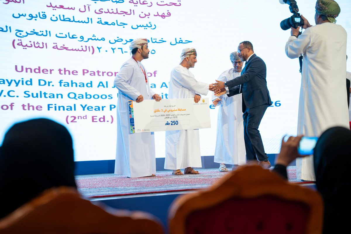 clawsqu's tweet photo. خلال اختتام النسخة الثانية لمعرض مشروعات التخرج الطلابية بالجامعة تحت رعاية صاحب السمو السيد الدكتور/ رئيس الجامعة، حصل الطالب/ عبدالله العبري على المركز الأول في مسابقة المشروع في ثلاث دقائق من الكليات الإنسانية، وحصلت الطالبة/ فاطمة العجمي على جائزة الملصق المبتكر. https://t.co/Kw8iDmPRLo