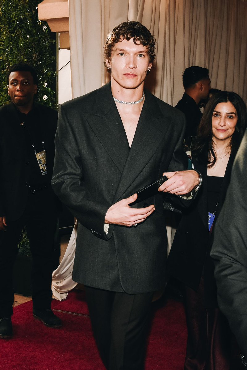 loveparano1a's tweet photo. so it was really his meaty ass neck making the tiffany necklace he wore at the actor awards look like a choker…. lots to think about https://t.co/OYlbMXODF2