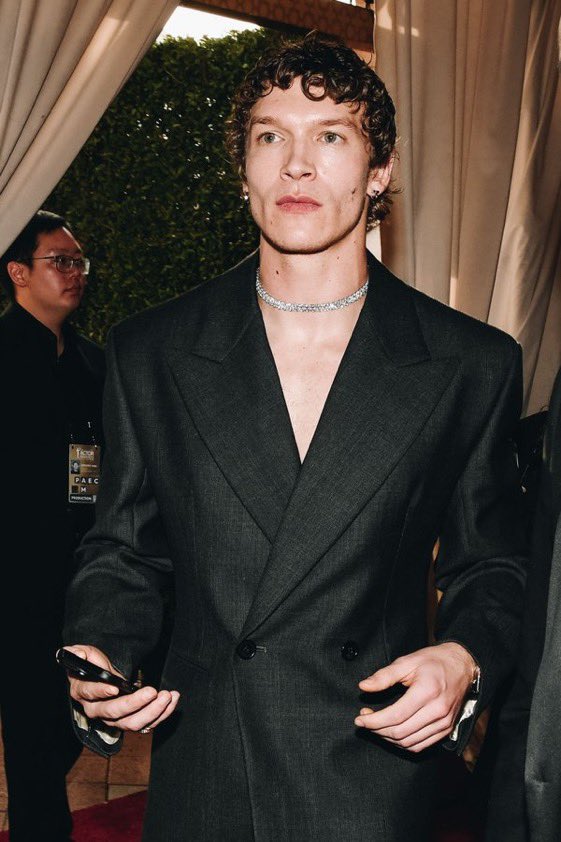 loveparano1a's tweet photo. so it was really his meaty ass neck making the tiffany necklace he wore at the actor awards look like a choker…. lots to think about https://t.co/OYlbMXODF2