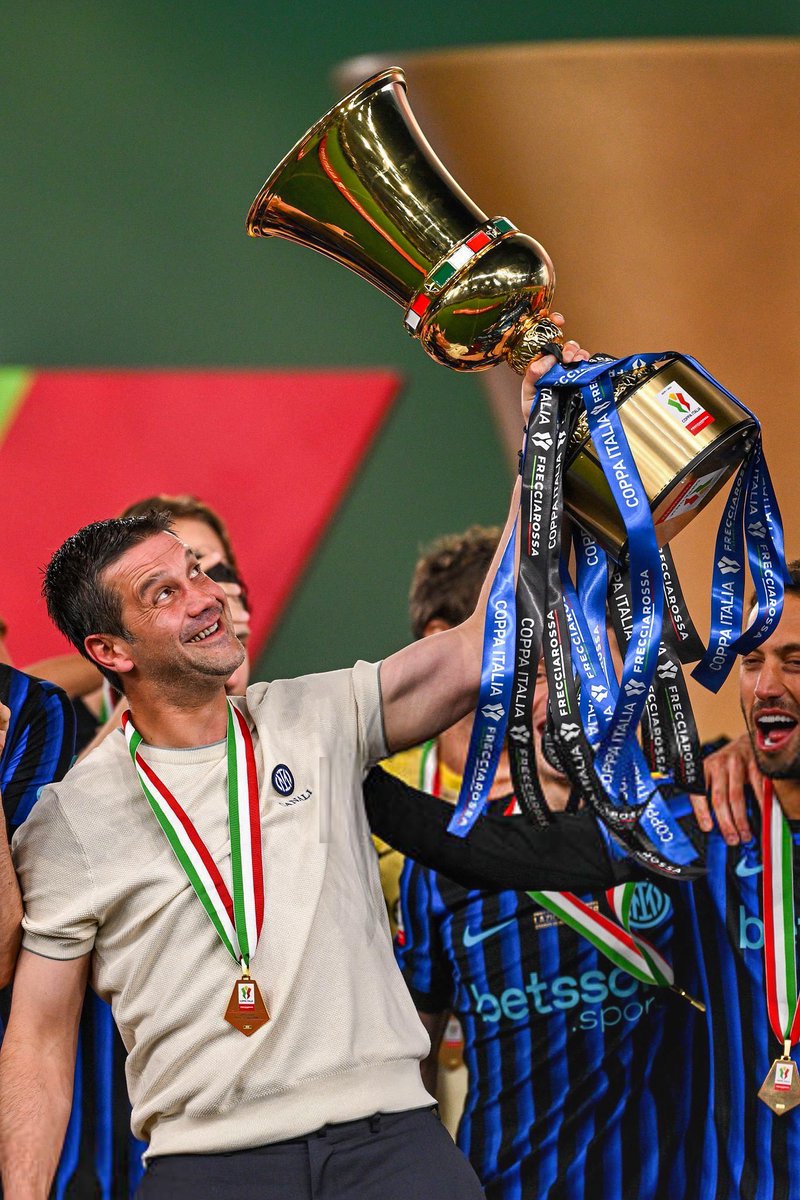 alexasaffira's tweet photo. Born to win. First as a player, now as a coach. 

Massive respect, Chivu 🫡💙🖤 https://t.co/RFlQaiAUML
