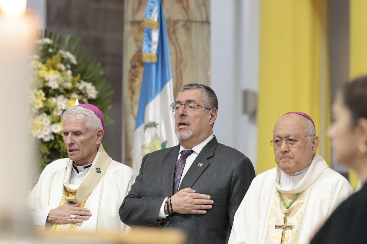 MinexGt's tweet photo. Los Viceministros de Relaciones Exteriores acompañaron al Presidente @BArevalodeLeon a la misa en conmemoración por el primer aniversario de pontificado del Papa León XIV @Pontifex_es. 

La ceremonia eucarística se celebró en la Catedral Metropolitana, y fue oficiada por el Nuncio Apostólico, Francisco Montecillo, junto al Cardenal, Álvaro Ramazzini, y el Arzobispo Metropolitano, Gonzalo de Villa.

Participaron también autoridades de gobierno y religiosas, y el Cuerpo Diplomático.