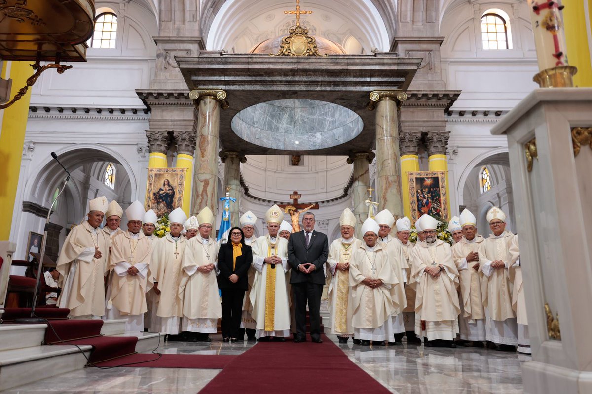 MinexGt's tweet photo. Los Viceministros de Relaciones Exteriores acompañaron al Presidente @BArevalodeLeon a la misa en conmemoración por el primer aniversario de pontificado del Papa León XIV @Pontifex_es. 

La ceremonia eucarística se celebró en la Catedral Metropolitana, y fue oficiada por el Nuncio Apostólico, Francisco Montecillo, junto al Cardenal, Álvaro Ramazzini, y el Arzobispo Metropolitano, Gonzalo de Villa.

Participaron también autoridades de gobierno y religiosas, y el Cuerpo Diplomático.