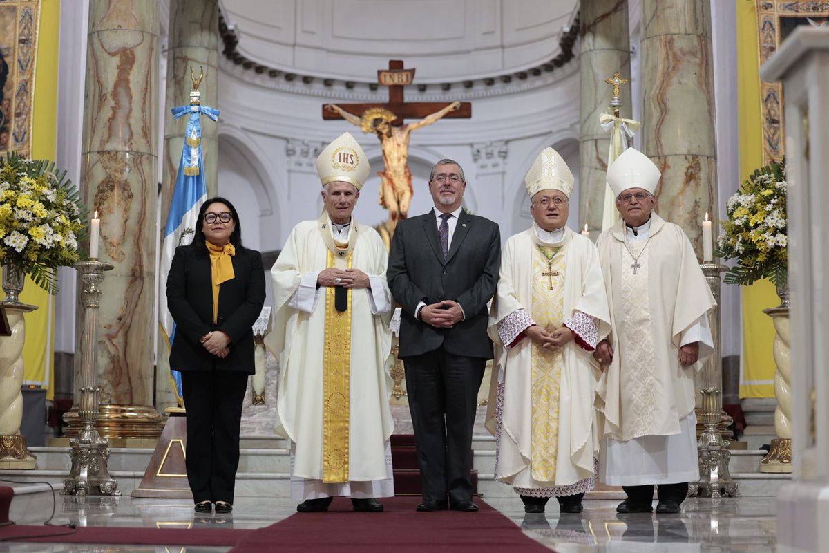 MinexGt's tweet photo. Los Viceministros de Relaciones Exteriores acompañaron al Presidente @BArevalodeLeon a la misa en conmemoración por el primer aniversario de pontificado del Papa León XIV @Pontifex_es. 

La ceremonia eucarística se celebró en la Catedral Metropolitana, y fue oficiada por el Nuncio Apostólico, Francisco Montecillo, junto al Cardenal, Álvaro Ramazzini, y el Arzobispo Metropolitano, Gonzalo de Villa.

Participaron también autoridades de gobierno y religiosas, y el Cuerpo Diplomático.