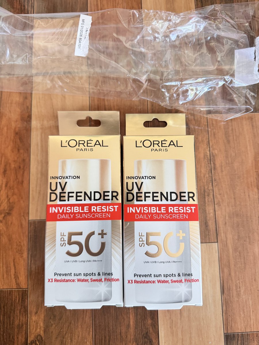 BrightsmileCYJ's tweet photo. ขายค่ะหลอดละ 280฿ รวมส่ง ส่งวันนี้ได้เลย #กันแดด #Loreal #ช็อปช่วยติ่ง https://t.co/sarLnuR4kX