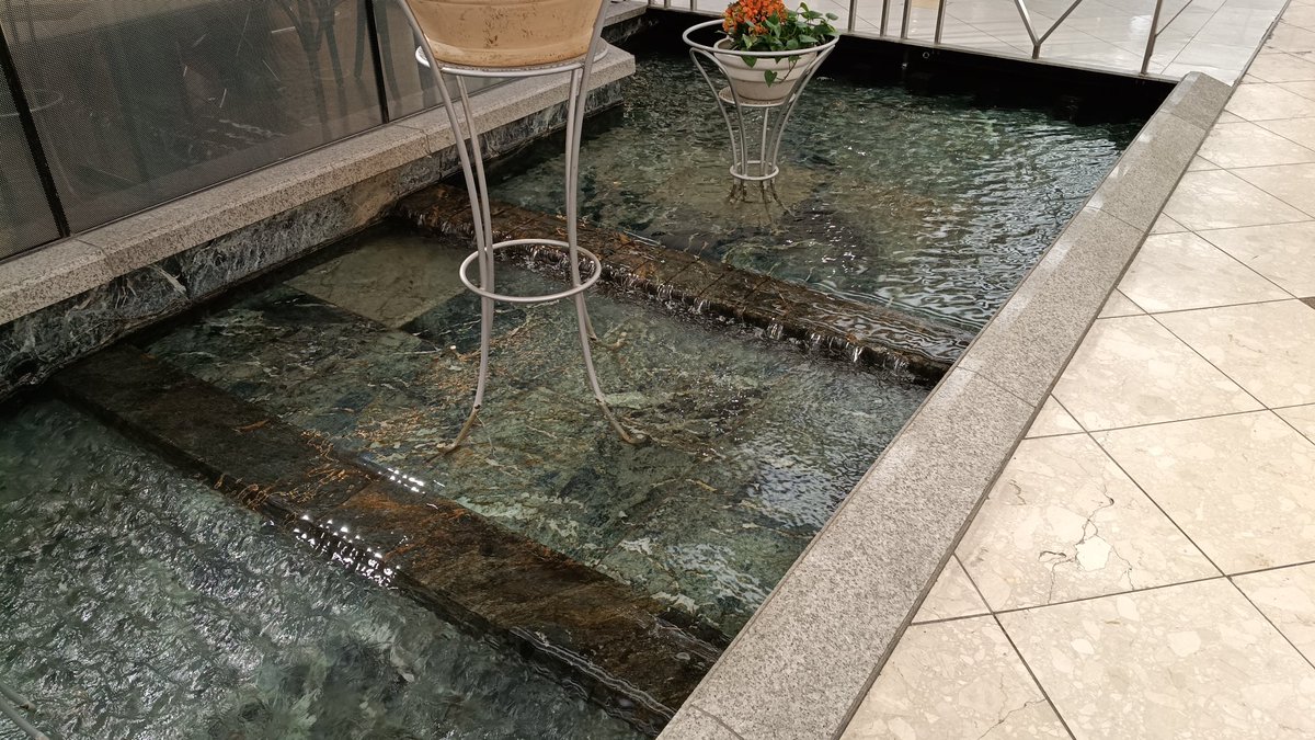 大阪・梅田 阪急三番街 ♪川の流れる街で / By 島田歌穂