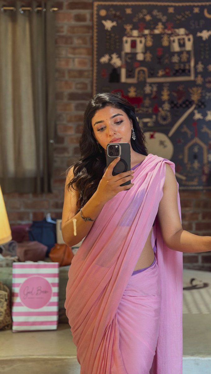 RoshUnfiltered's tweet photo. Mirnaa showing her experiments with the saree and mirror. 🔥 #MirnaaMenon https://t.co/tTxFWHvI3A