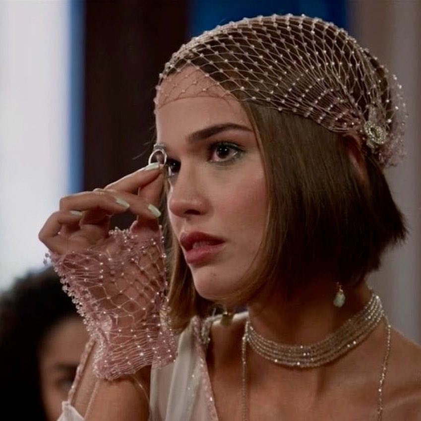 portalypis's tweet photo. A Nobreza do Amor vai seguindo a sua exibição na Globo e um dos seus maiores destaques, sem dúvida, é o figurino assinado por Marie Salles.
Existe ali uma pesquisa cuidadosa de época, dos anos 1920, combinada a referências da realeza africana e do Nordeste brasileiro. Um resultado sofisticado, cheio de identidade e fundamental para a construção visual da novela.

🗞️ Flavio Ricco