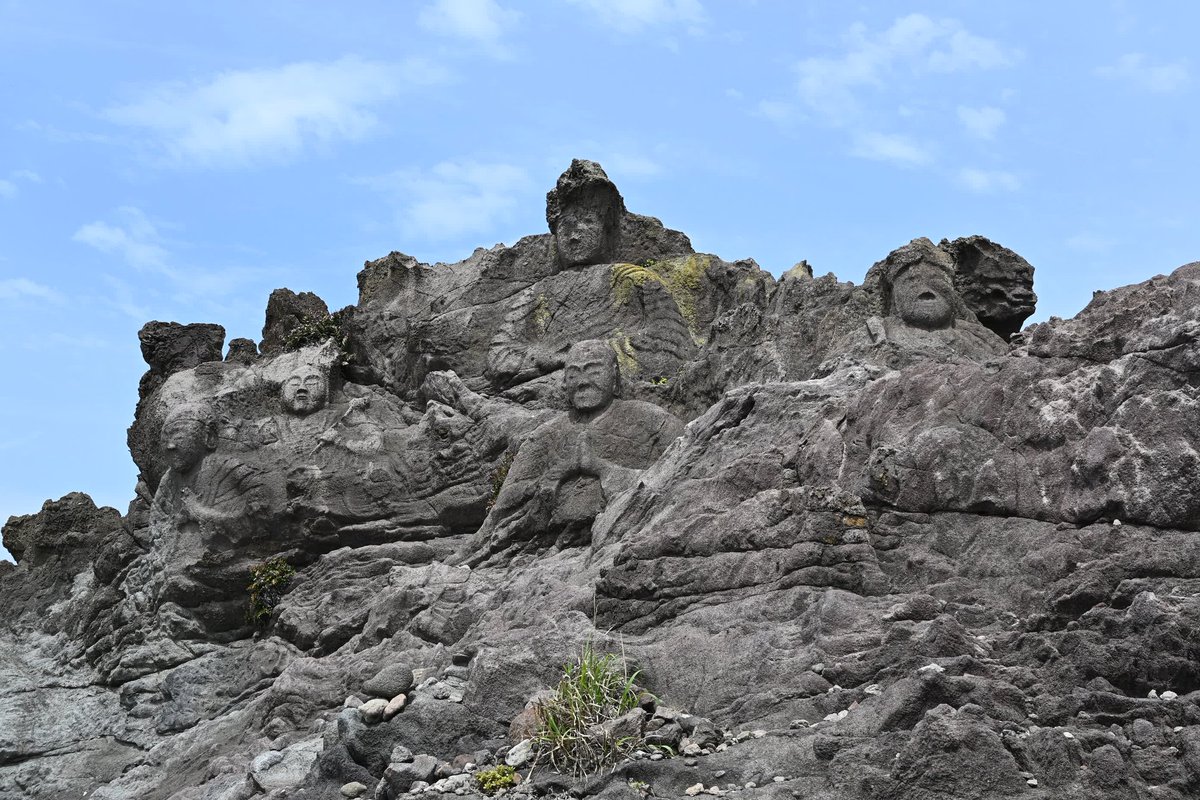 空山の額　〜貝殻で岩に立つ虎を表現している。値下げ交渉してください。 海沿いの岩場に彫られた十六羅漢岩供養石仏群とすぐ近くにある出羽二見