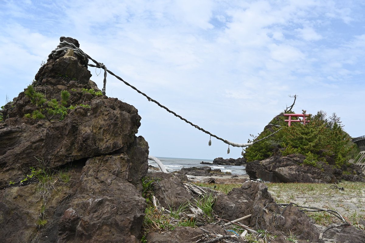 海沿いの岩場に彫られた十六羅漢岩供養石仏群とすぐ近くにある出羽二見