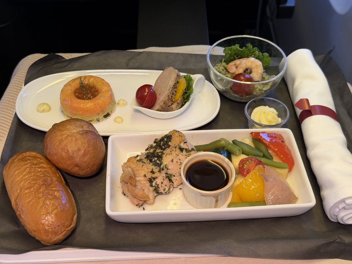 ecdriver231's tweet photo. 空の上のレストラン

雅楽代うんまい😋
シュワシュワ
帰りも雅楽代飲んじゃお😁

#JAL
#雅楽代 https://t.co/les3Xwoj57