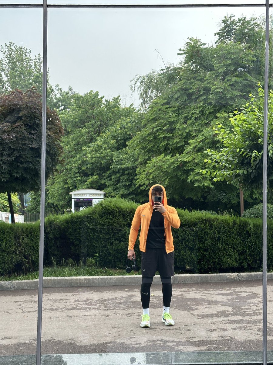 nodirhere's tweet photo. no girlfriend
gym 6 times a week
lower back hurts
same 3 friends
one delusional crush
life is good https://t.co/CeLoaMdPVL