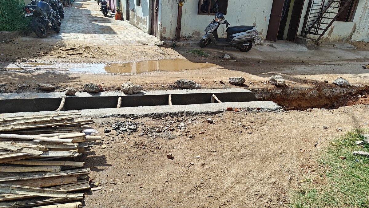 Nihar_the_one's tweet photo. Just about 100 meters drain work and 18 days gone!! Very irresponsible authority @bmcbbsr @Sulochana_Apa @MayorofBBSR @MohanMOdisha . No work since last 10 days. Inconvenience is at its peak. Vehicle parking is a nightmare even though we have dedicated parking inside our house. https://t.co/KkkUeuTxc6