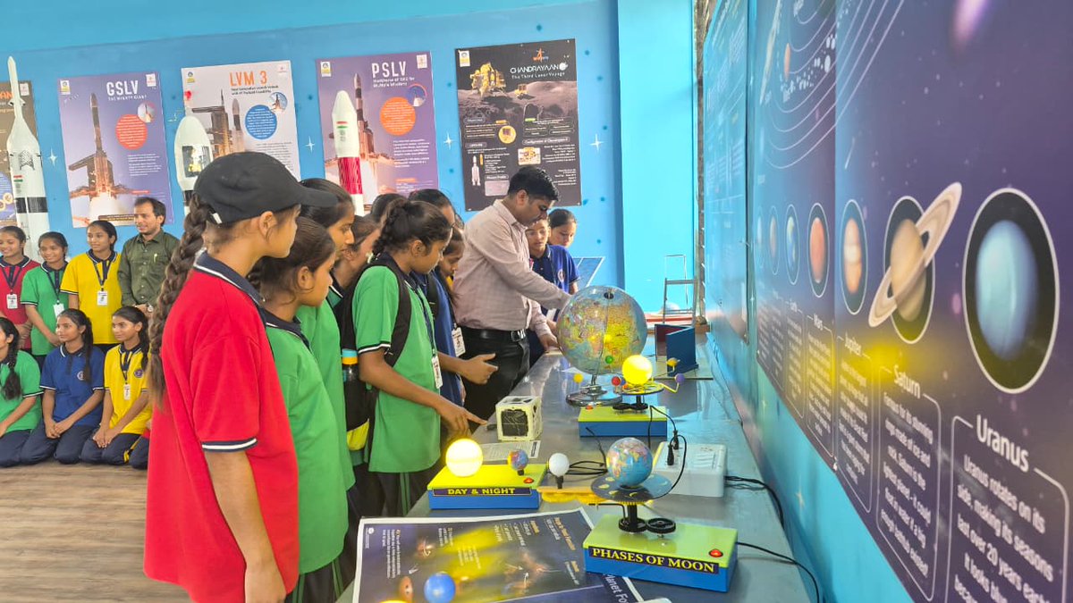 EMRSLUKHADIYA's tweet photo. शैक्षणिक भ्रमण 
EMRS Lukhadiya के विद्यार्थियों ने Eklavya Model Residential School Singwad में स्थित Space Lab का शैक्षणिक भ्रमण किया।#PA_TASP_dahod https://t.co/kLHtMFJBNj