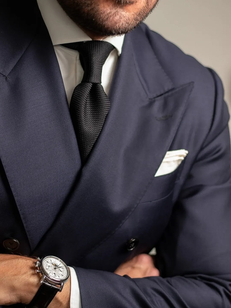 aklasu's tweet photo. James H., on the Black Grenadine: "The tie is the correct length, made from beautiful woven cloth, heavy enough to knot well. Heirloom quality, and it knots like one."
Heirloom is a careful word to use about a tie. We don't use it. Our customers do, and … https://t.co/iBCEpxAV6e https://t.co/MuVkahflAO