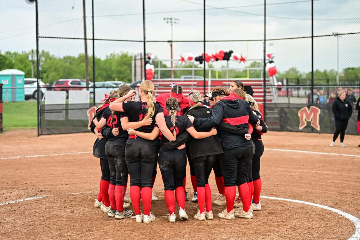 ASingleton_8's tweet photo. Always more than a game. ❤️ my seniors https://t.co/JLZJjB9nmJ