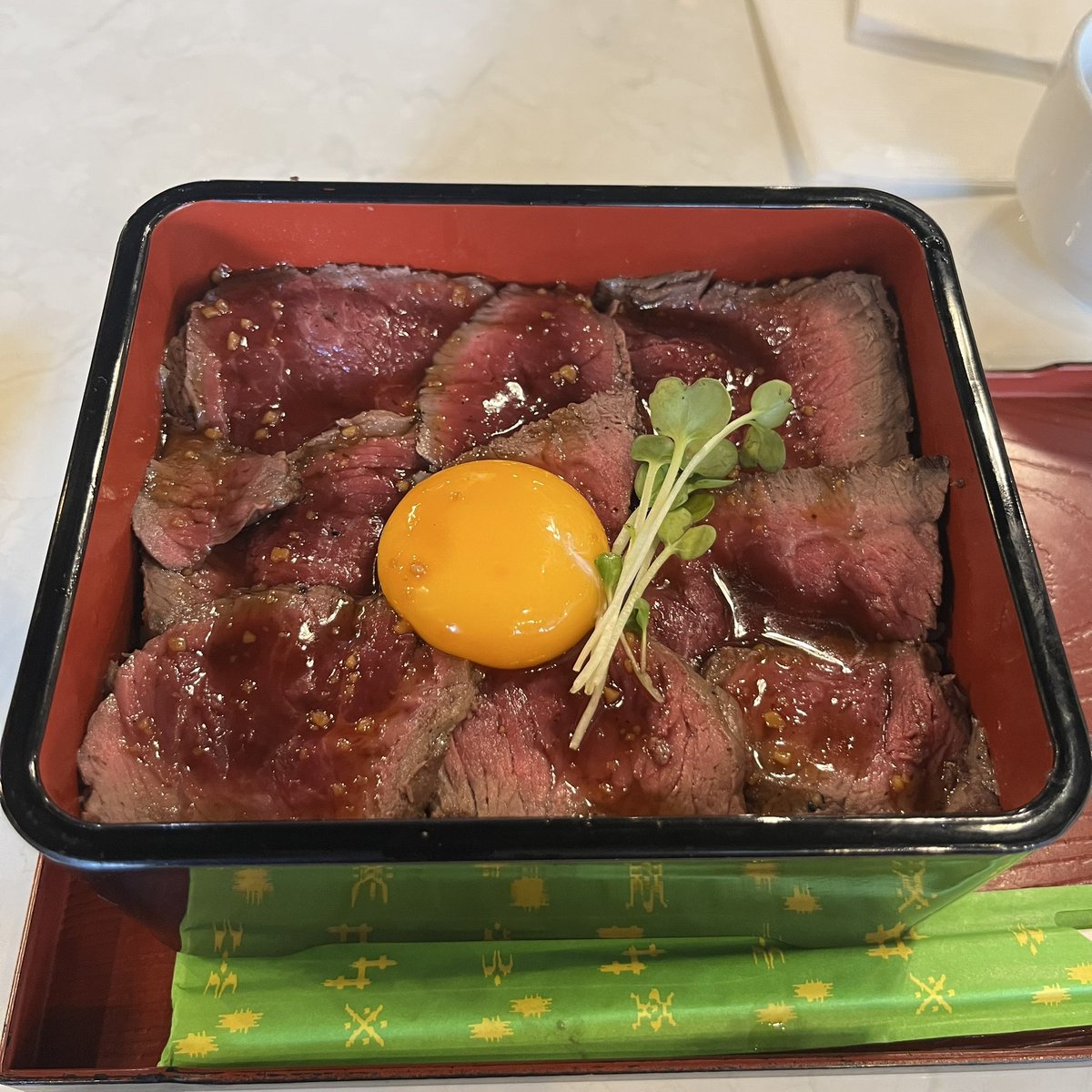EYotti's tweet photo. GIANT STEAK

ステーキ重　¥1300

#GIANTSTEAK
#ぼっち飯 https://t.co/zqYU3CoyMT