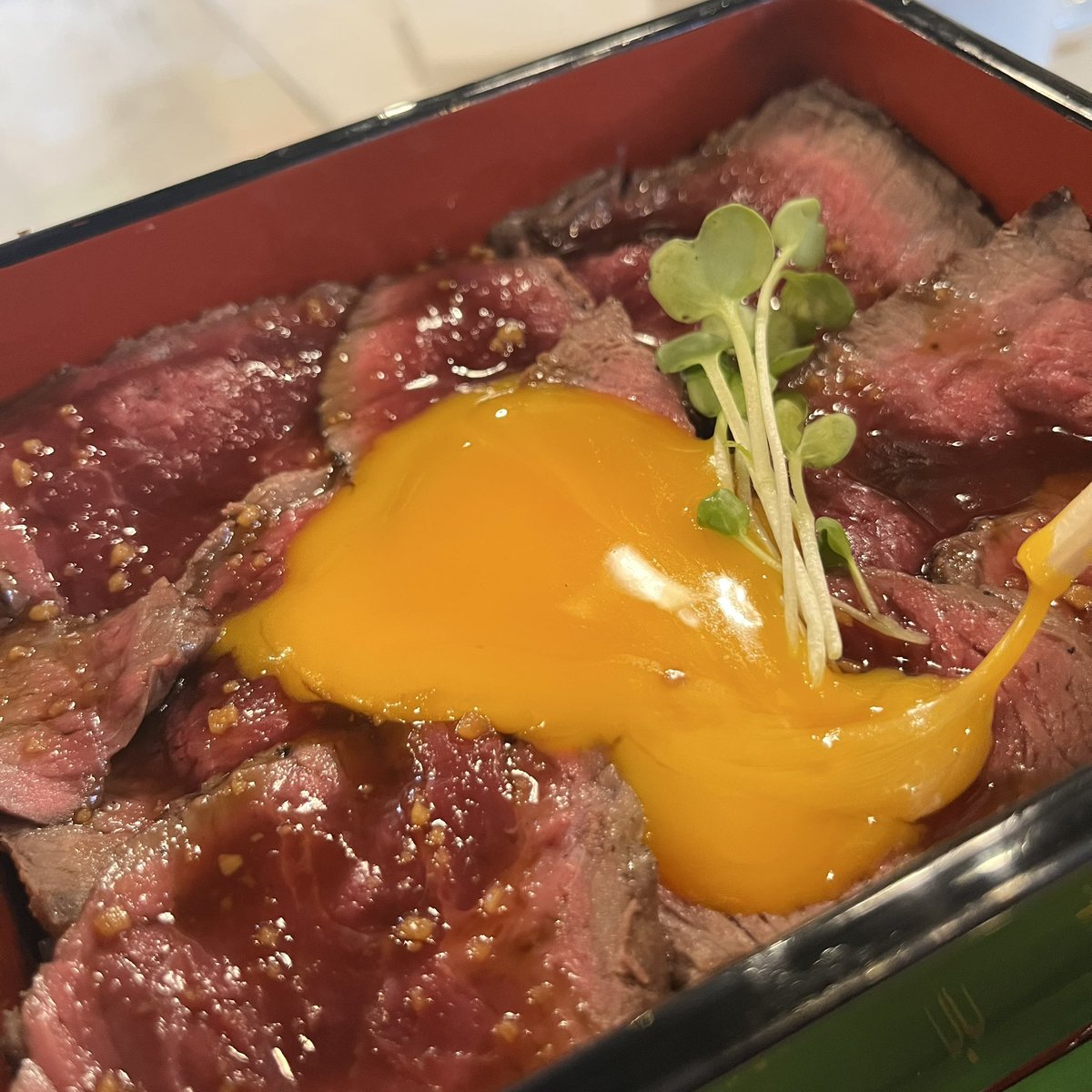 EYotti's tweet photo. GIANT STEAK

ステーキ重　¥1300

#GIANTSTEAK
#ぼっち飯 https://t.co/zqYU3CoyMT