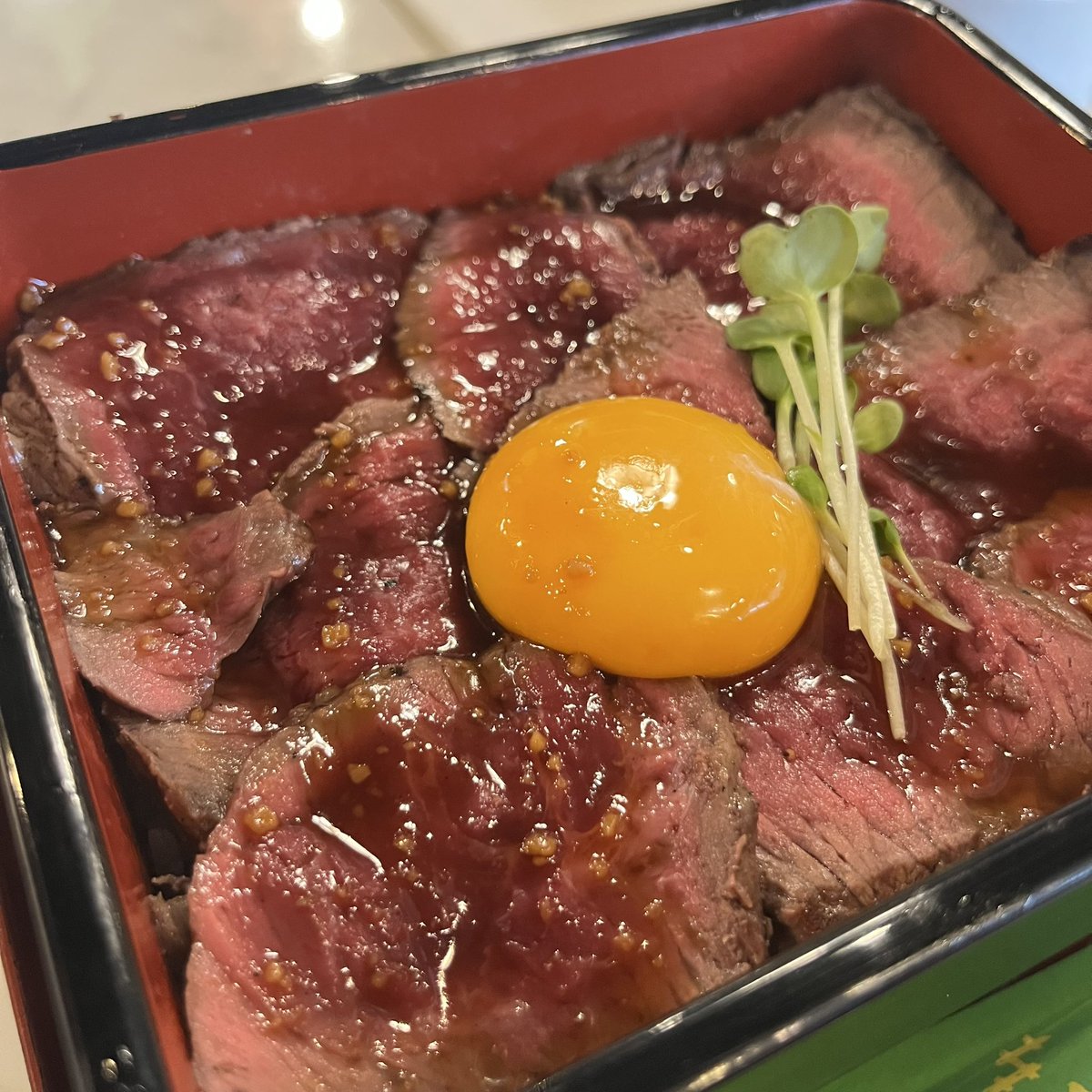 EYotti's tweet photo. GIANT STEAK

ステーキ重　¥1300

#GIANTSTEAK
#ぼっち飯 https://t.co/zqYU3CoyMT