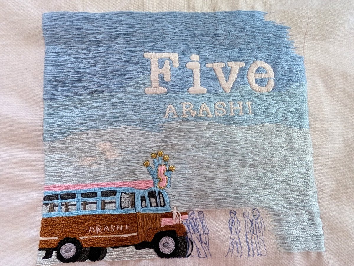 やっとここまで刺繍進みました🪡 今日から大阪でライブですね。参戦の
