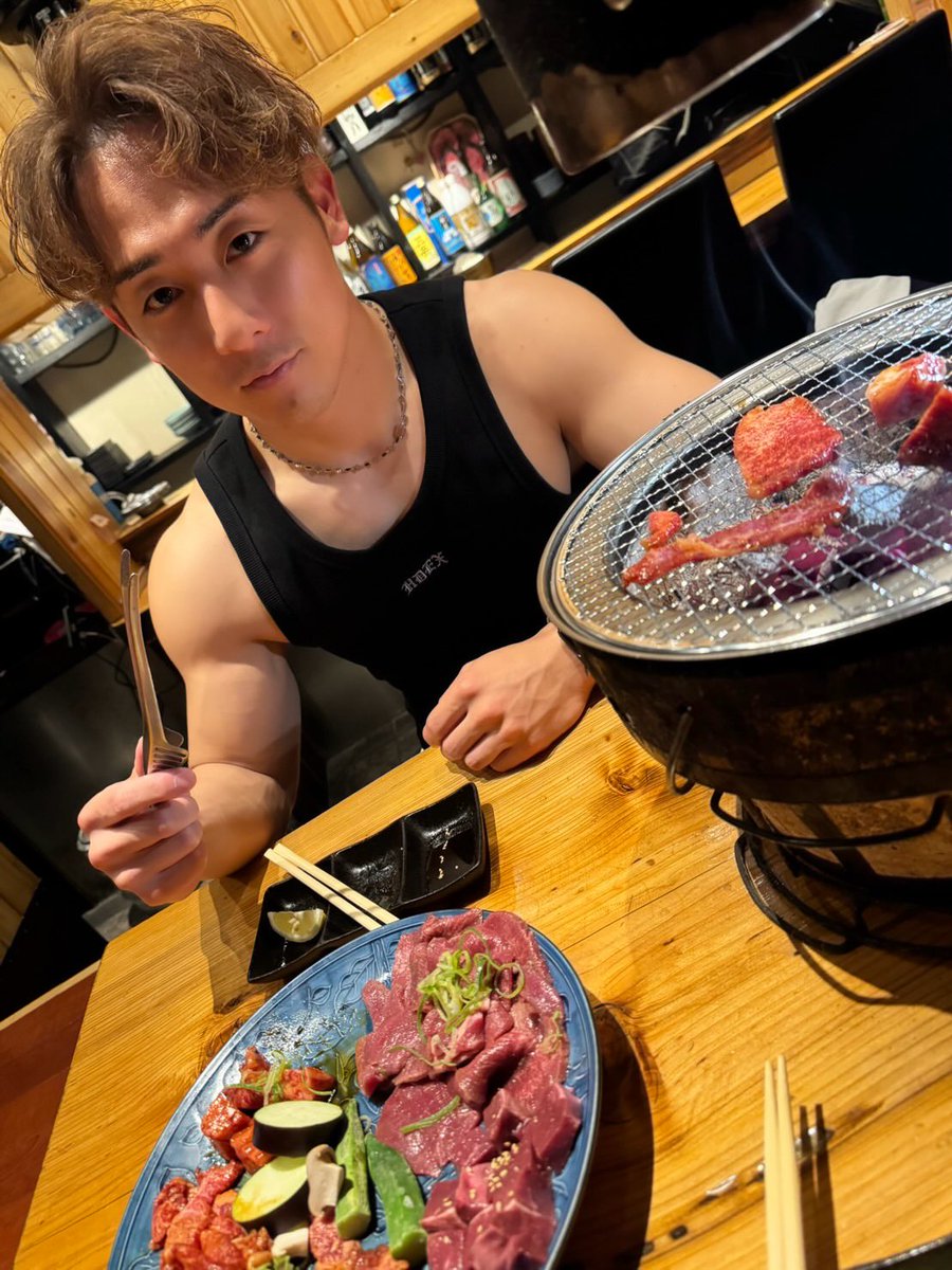 0729training's tweet photo. 昨日の焼肉暑すぎてタンクトップだった😂

美味すぎた🤤

#筋肉
#タンクトップ
#筋トレ
#エニタイム
#フィットネス
#FITNESS
#フィットプレイス
#焼肉
#食トレ
#減量
#増量 https://t.co/u4nrzqBNpJ