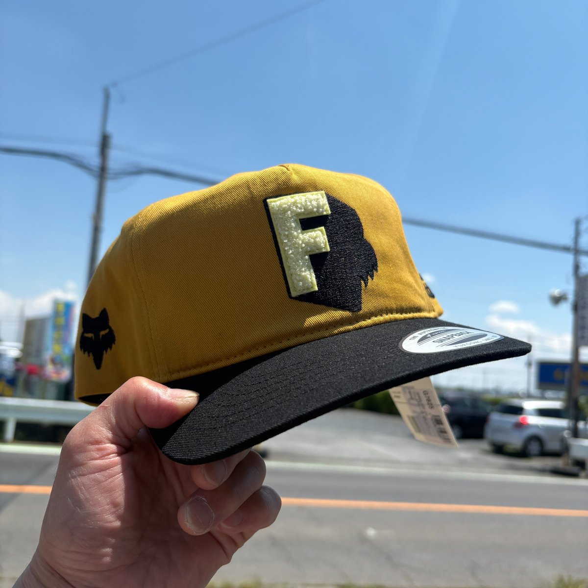 RS_BEETLE's tweet photo. FOXの新作アパレル入荷してきております。

個人的なお気に入りはこのスナップバックタイプのキャップ！Fマークの影がキツネのひげになってて👍絶妙な黄色もイケてますよね！

キャップのラインナップは↓↓からご覧ください。
https://t.co/Lbmkhf8RPa https://t.co/TTKgK03aIm