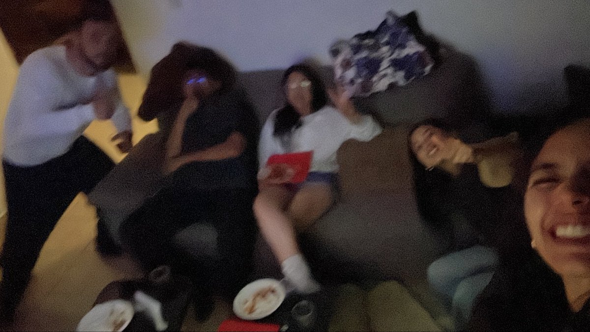 rbeccaaa_'s tweet photo. chivas con amigos ❤️❤️ JAJAJAJAJAJAJAJ #Liguillabotanera https://t.co/TIgUxgFvTy