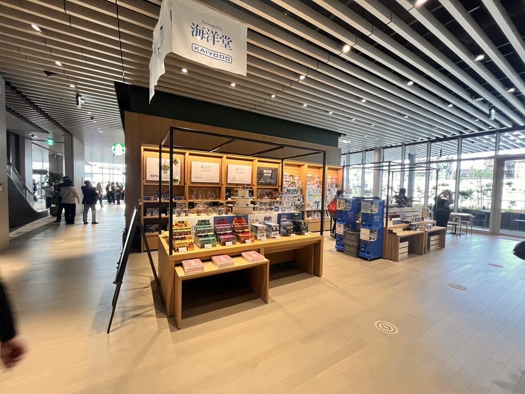kaiyodo_PR's tweet photo. 【お知らせ】

5月13日(水) 門真市立文化創造図書館「KADOMADO」がオープンしました‼️

1階カフェ裏側の「地域魅力発信スペース」にて、
この度 海洋堂の期間限定チャレンジショップが営業中です❗

また、他にもイベント開催予定中！
続報をおたのしみに！

KADOMADO公式HPはこちらから
👇　👇　👇
https://t.co/6ULAJFufAT

#KADOMADO ＃海洋堂 #門真市