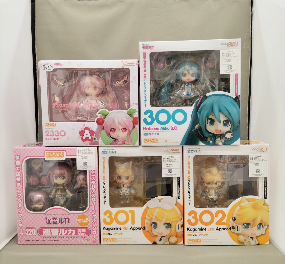 hobby28042's tweet photo. 【‼️おすすめ商品情報‼️】

VOCALOIDねんどろいど
入荷しております😊

パーツも表情も可愛くて、どう飾ろうか迷っちゃいますね♪

他にも沢山のねんどろいど、フィギュアもございます！
ご来店お待ちしております✨

#ホビーオフ
#ホビーオフ江別店
#初音ミク
#ボーカロイド
#ねんどろいど https://t.co/eljn7fBUKZ