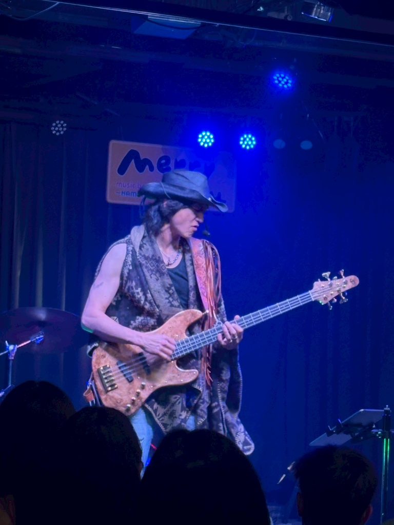 AkihitoTokunaga's tweet photo. 浜松ライブ終了‼️一曲目からみんなクラップありがとう‼︎🙌最高でした

そしてなんと、数々のツアーでも一緒にやってる仲良しドラマーの陸が観に来てくれてFuji mountain highを飛び入りセッション♪Marry youの演出もフードも最高でした👍

ありがとう浜松‼️
#8弦ベース弾き語りツアー東海道編
#平陸 https://t.co/LImA2GE8OB