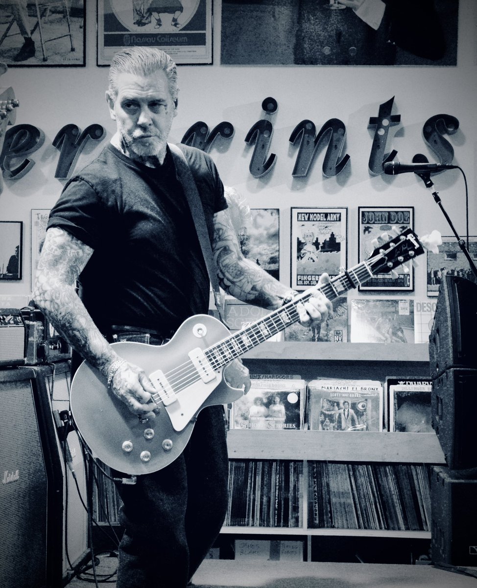 billymcdinca's tweet photo. Adding a few more picture from the gig last weekend @FingerprintsLB with @SocialD1
The new album is RIDICULOUS good
#SocialDistortion
#BornToKill
#MikeNess
#JonnyTwoBags
✅ em out
@MeganHoliday
@SluggoDoug
@kroq
@epitaphrecords https://t.co/VP8RgbZnLR
